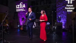 kobieta i mężczyzna ubrani wieczorowo